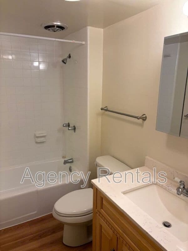 Building Photo - 1019 Punahou St