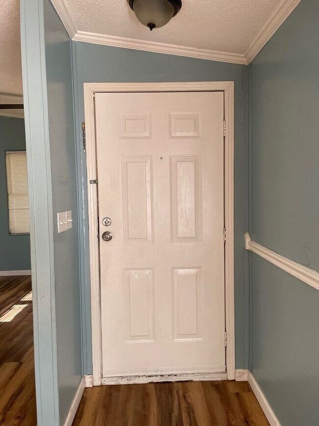 Building Photo - Three bedroom/2 Bath close to downtown Pra...