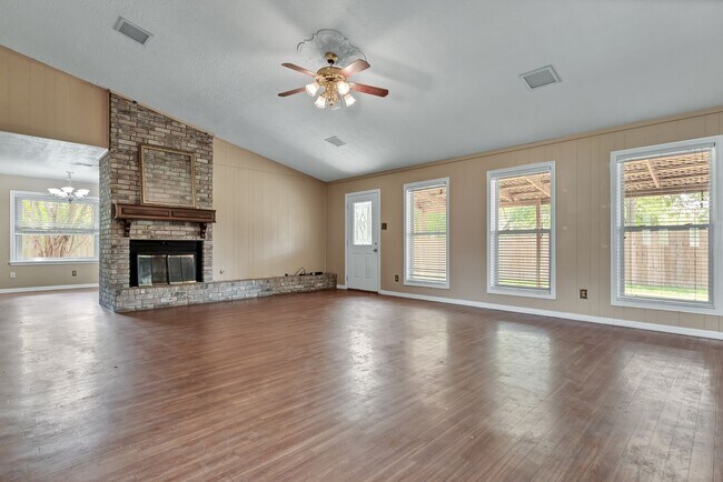 Foto del edificio - END OF JULY MOVE IN!!  Spacious 4 Bedroom 2 Bathroom Home with Huge Yard!