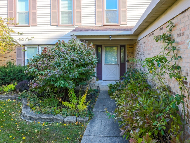 Building Photo - 331 E Fox Hill Dr