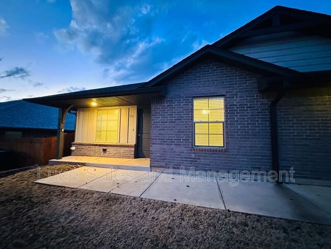 Building Photo - 405 Vail Cir