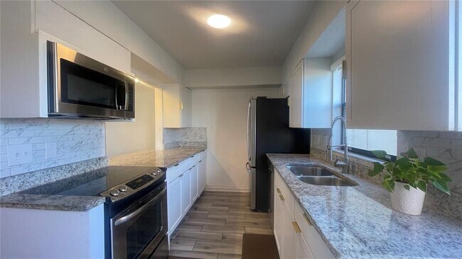 Foto del edificio - 1718 Silver Creek Ct