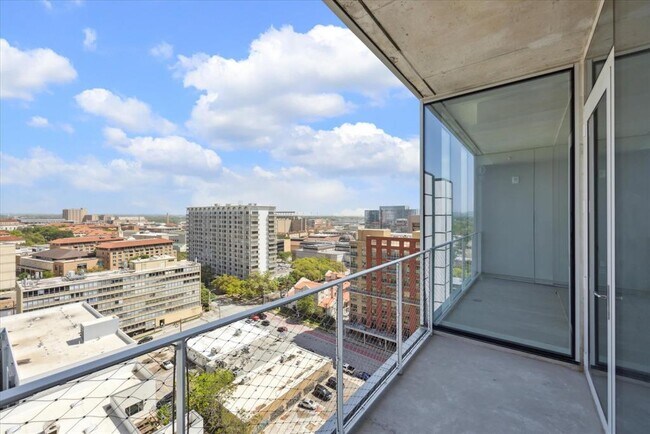 Foto del edificio - 313 W 17th St