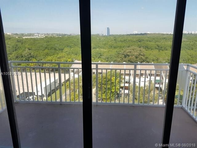 Foto del edificio - 2450 NE 135th St  802