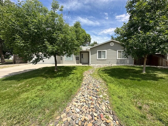 Building Photo - Charming 3 bed 2 bath home!!