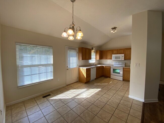 Building Photo - 2 Heatherwood Ln