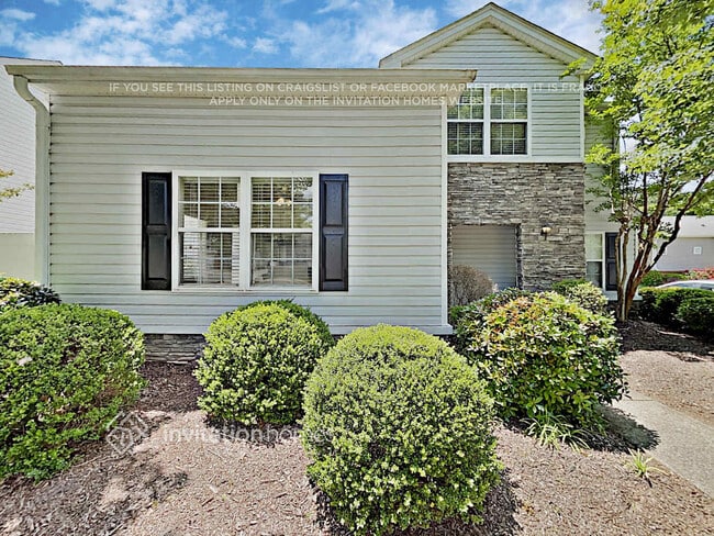 Building Photo - 573 W Oaks Dr