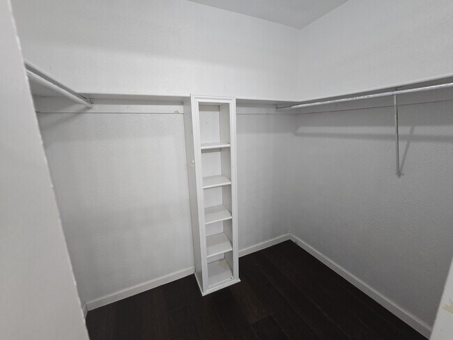 Foto del edificio - 2105 E Collins Blvd