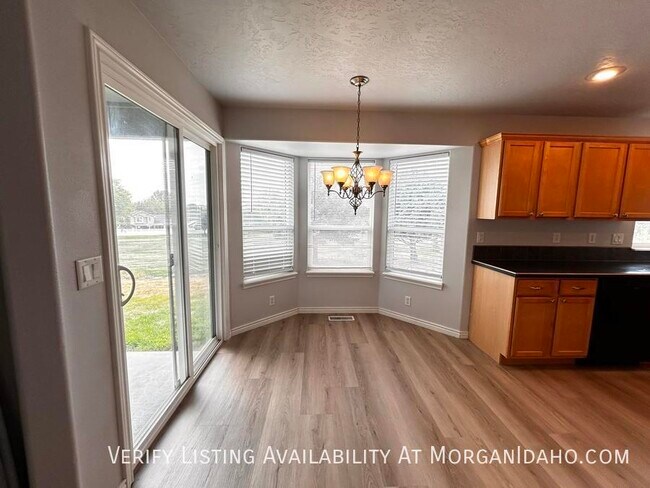Building Photo - Split floor plan design with no back neigh...