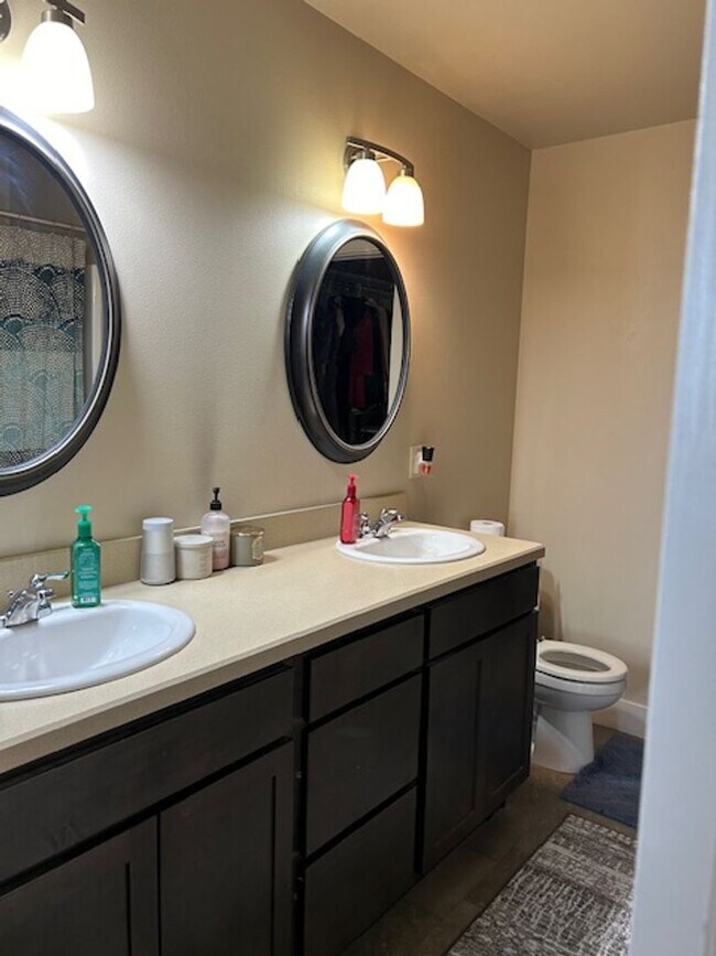 Building Photo - Beautifully Updated Town Home in the Heights with large, fenced yard
