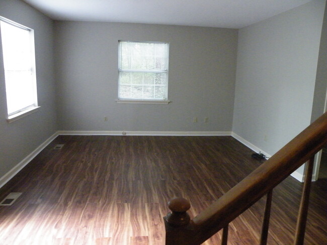 Sala de estar con suelo LVP - 2624 Taft Hwy
