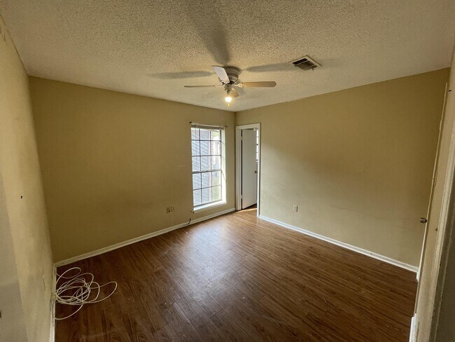 Foto del edificio - 1643 Cedar Lake Dr