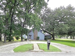 Building Photo - 560 Brandon Rd