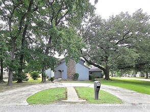 Building Photo - 560 Brandon Rd