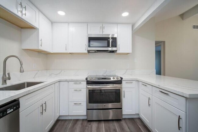 Building Photo - Beautiful Fully Remodeled 2 bedroom 2 bath...