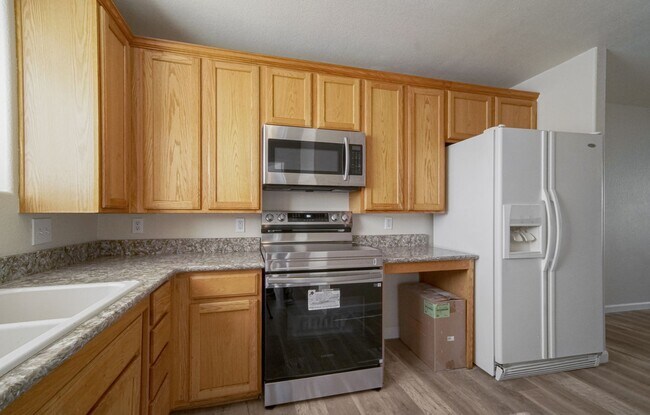 Foto del edificio - Great two bedroom, one bath near airport. AVAILABLE BEGINNING 6/17/26