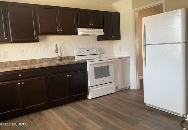 Foto del edificio - Cute 2 bedroom duplex that is centrally located. Just minutes to area bases, shopping and restaur...