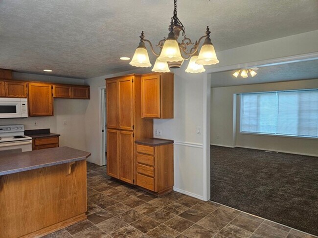 Building Photo - 4Bd/3Ba Two Story House - Available to View!