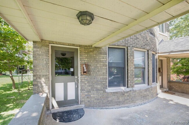 Building Photo - 529 E Kirby St