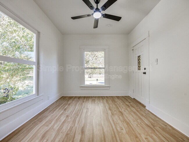 Foto del edificio - 811 W Wade St