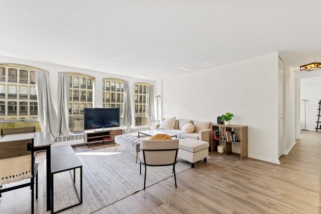 Building Photo - 1451 E 55th St