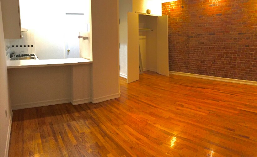 Primary Photo - 156 E 64th St