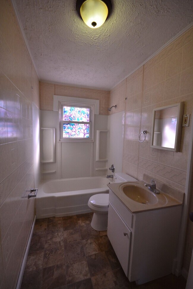 Building Photo - 2 Bedroom 1 Bath with a Full Walkout Basement