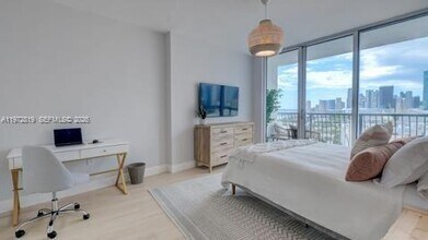 Building Photo - 1750 N Bayshore Dr