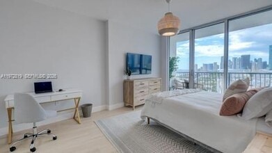 Building Photo - 1750 N Bayshore Dr