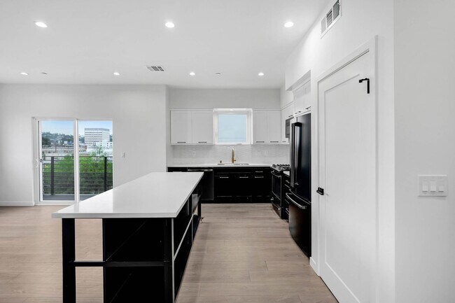 Foto del edificio - 5 Bedroom / 4 bathroom Fully Detached Townhouse in Echo Park with Private Garage