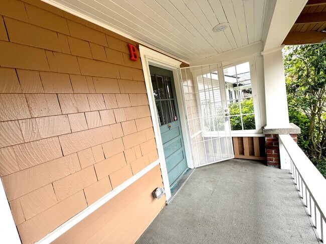 Building Photo - Charming 3-Bedroom Duplex in Tacoma