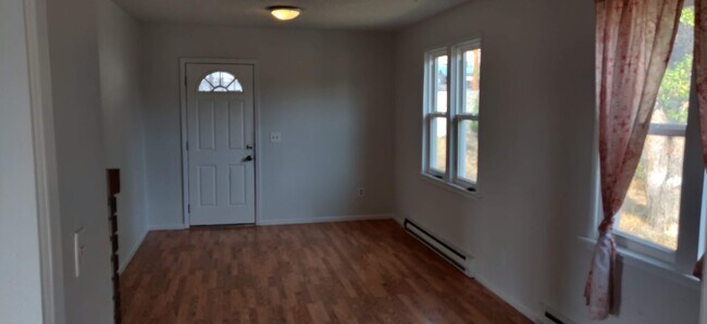 Building Photo - 1527 Lookout Ave