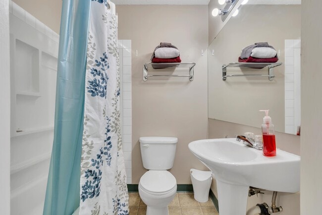 Building Photo - 10415 99 Ave