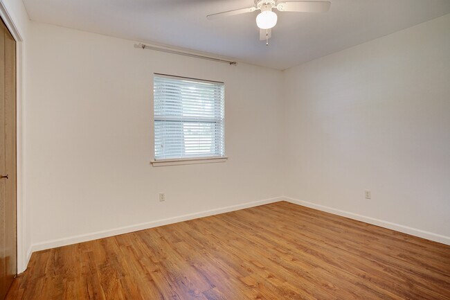 Building Photo - 1221 Brookside Dr