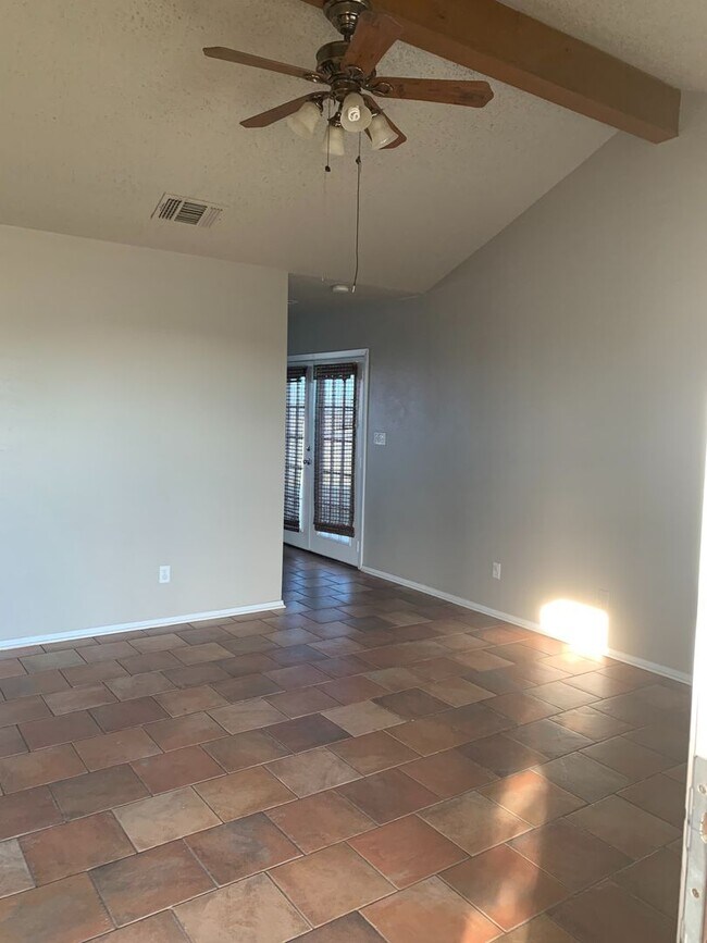 Building Photo - 3 Bedroom/1.5 bath - Home in Sanger