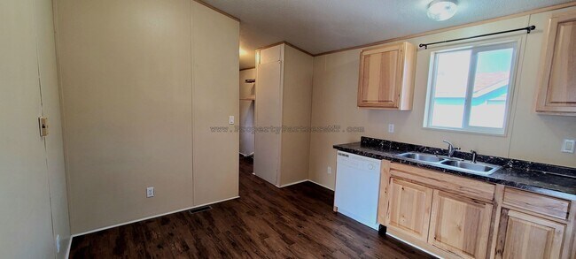 Foto del edificio - Discover this Recently Upgraded 3 Bed 2 Bath Modular House!