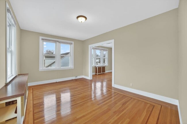 Building Photo - 47 Rossiter Ave