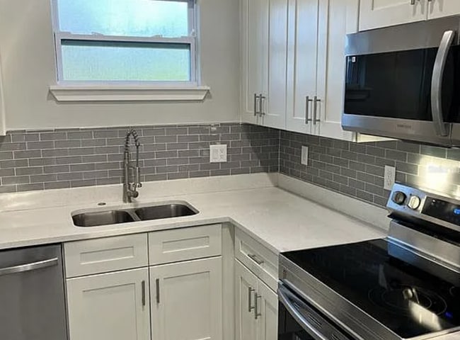 Building Photo - "Charming 3-Bedroom Oasis with 2 Full Bath...