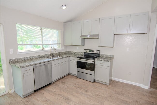 Building Photo - 9311 Golden Wood Ln