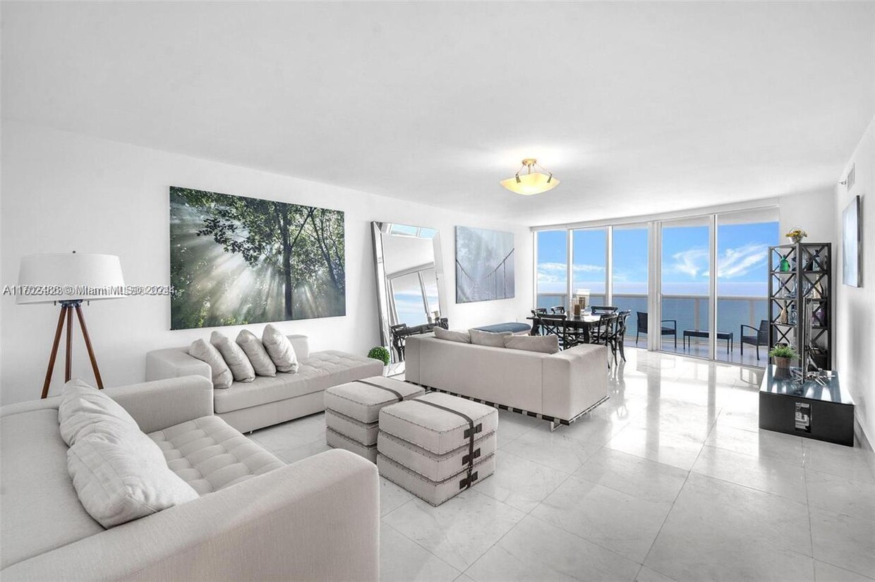 Foto principal - 17201 Collins Ave