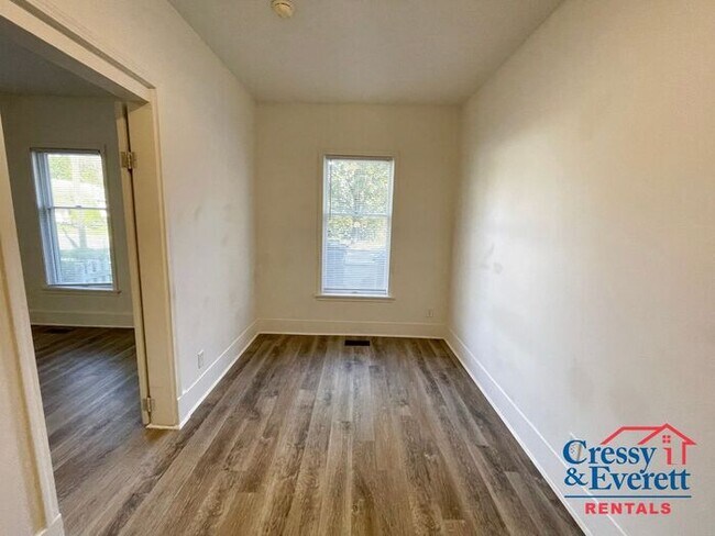 Building Photo - Buchanan Duplex Close to Downtown