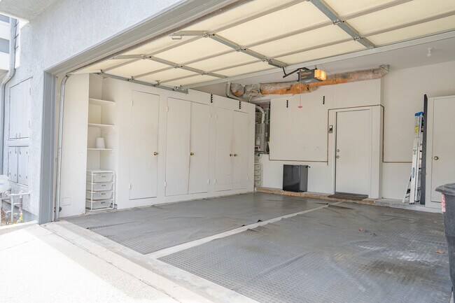 Building Photo - 5734 Canterbury Dr