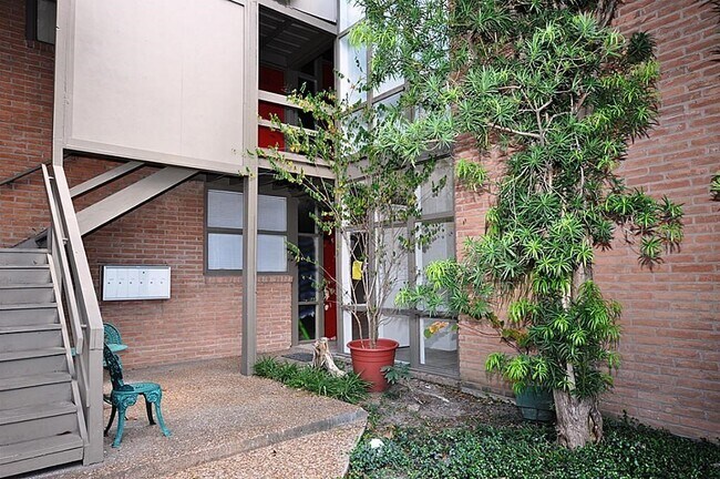 Foto del edificio - 5214 Memorial Dr