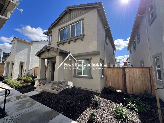 Foto del edificio - 3bd/2ba Roseville Home with 2 Car Garage