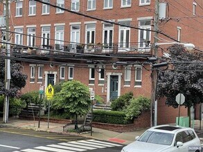 Building Photo - 232 Monroe St