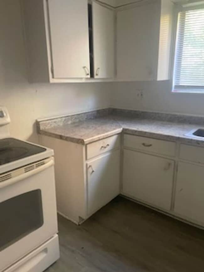 Building Photo - Spacious 2 bed one bath