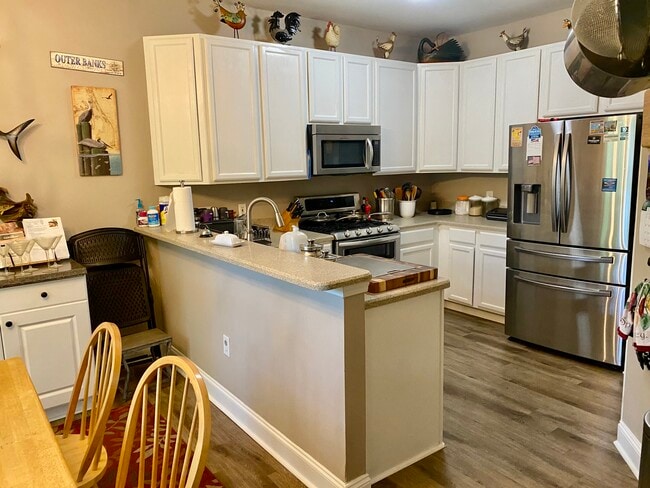 Building Photo - 6527 White Pine Ln
