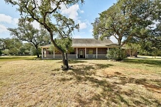 Building Photo - 200 Oak Hollow Ln