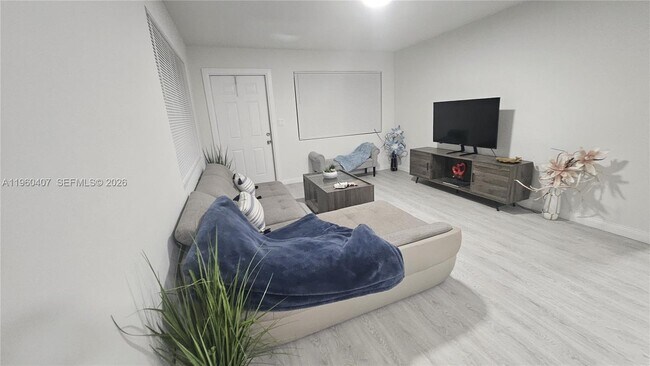 Foto del edificio - 1831 NE 56th St