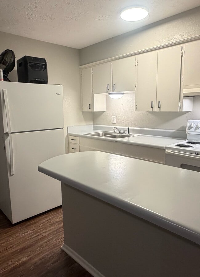 Building Photo - 416 Crooks Dr